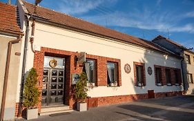 Restaurace-Pension-Vinarstvi U Stastnych